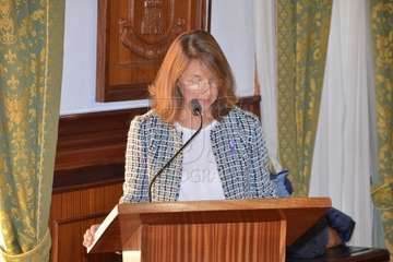  La profesora Celia Jiménez pone voz en el Pleno al manifiesto institucional contra la violencia machista (Foto TA)